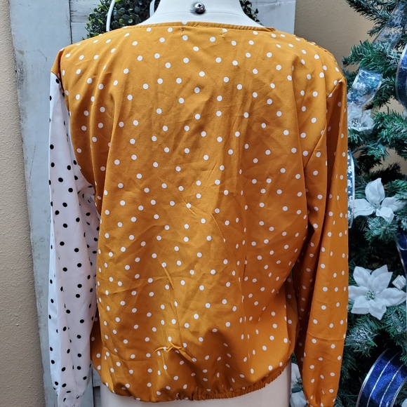 Beautiful top - Picture 3 of 4